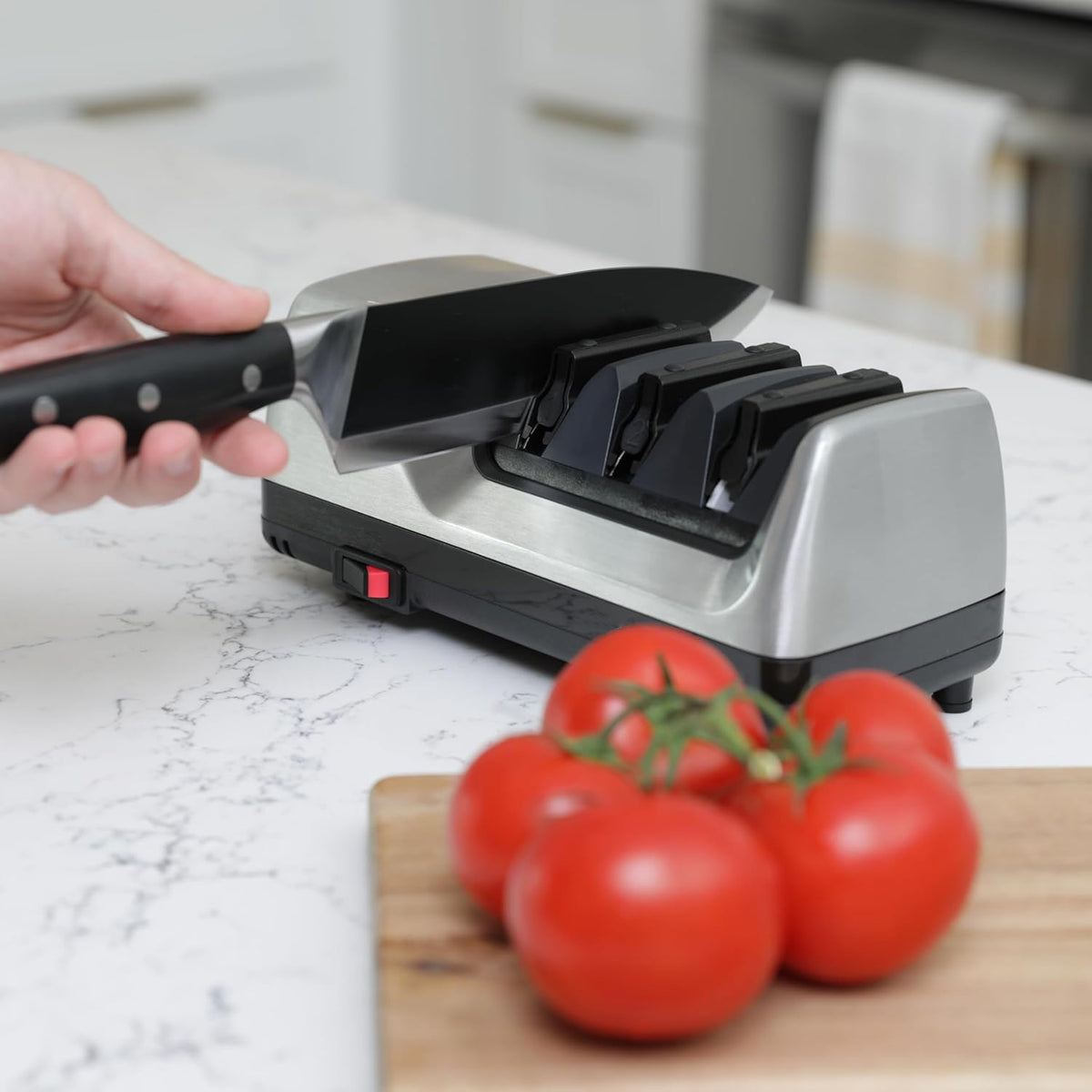 Electric knife sharpener using diamond abrasive wheels